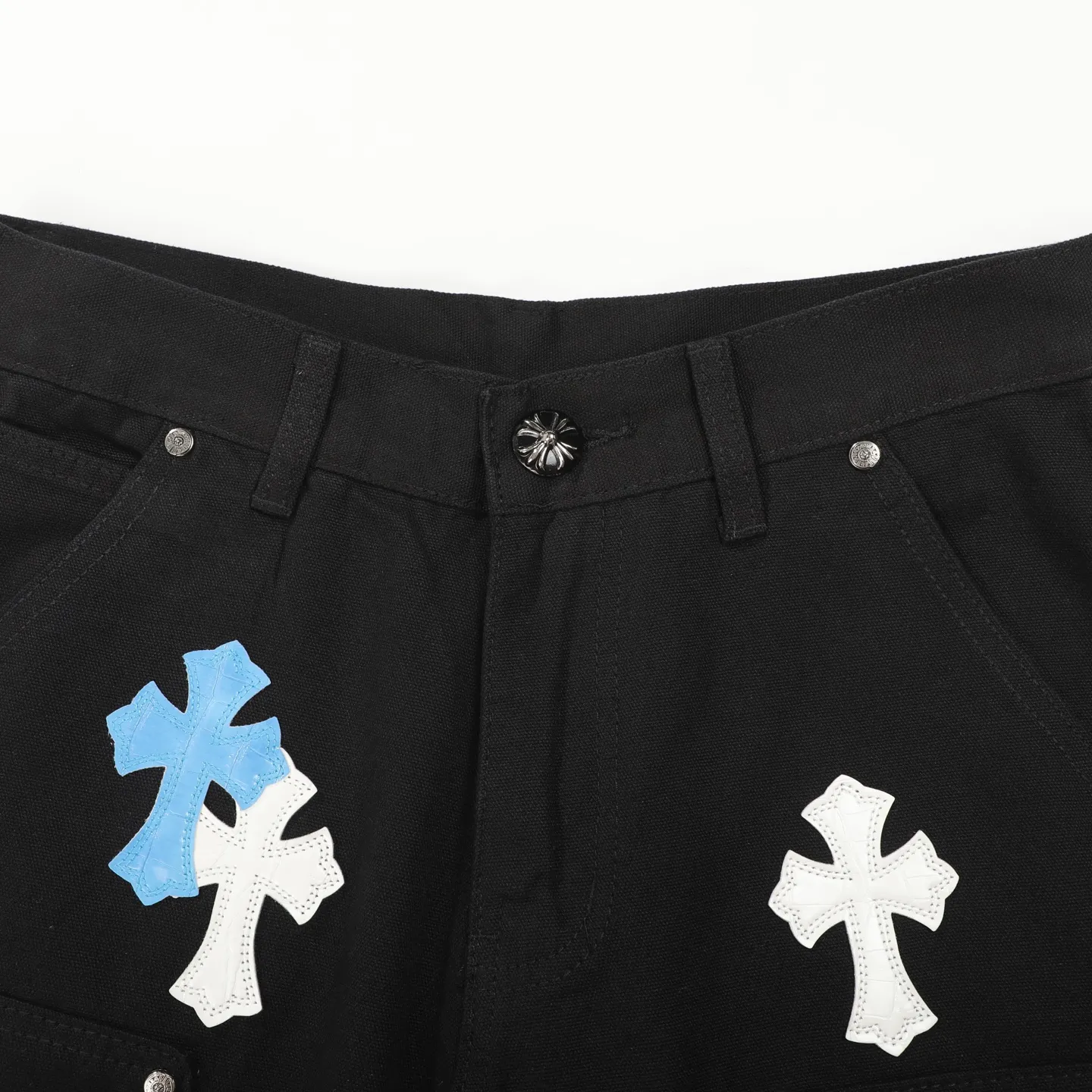 P280 Chrome Hearts/Chrome Hearts 25FW CH Workwear Logging Big Cross Leather Limited Edition Jeans (Black) Chrome Hearts are the most popular pants in color. Made of beaded canvas fabric, heavy washing makes the upper body of the fabric more textured and the pants are tall and straight! The three-dimensional cutting of the whole trousers is a masterpiece! The hardware is customized by zp. The beaded canvas fabric is thick and soft after being washed. It has good breathability. Customized small leather label. Unique design. The details are simple and elegant, and the workmanship is exquisite. The whole trousers are neatly routed and the details are in place! It’s so cool that both men and women can easily control the genderless trend!  Color: black Size: 28/30/32/34/36 Waist: 69/74/79/84/89 Knee: 50/51.5/53/54.5/56 Pants length: 102/104/106/108/110